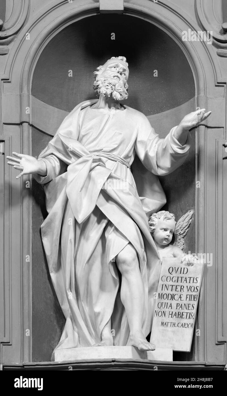 FORLÍ, ITALIE - 11 NOVEMBRE 2021 : la statue de Saint Matthieu l'évangéliste dans l'église Chiesa di Santa Lucia par Antonio Trentanove (1840 - 1812). Banque D'Images