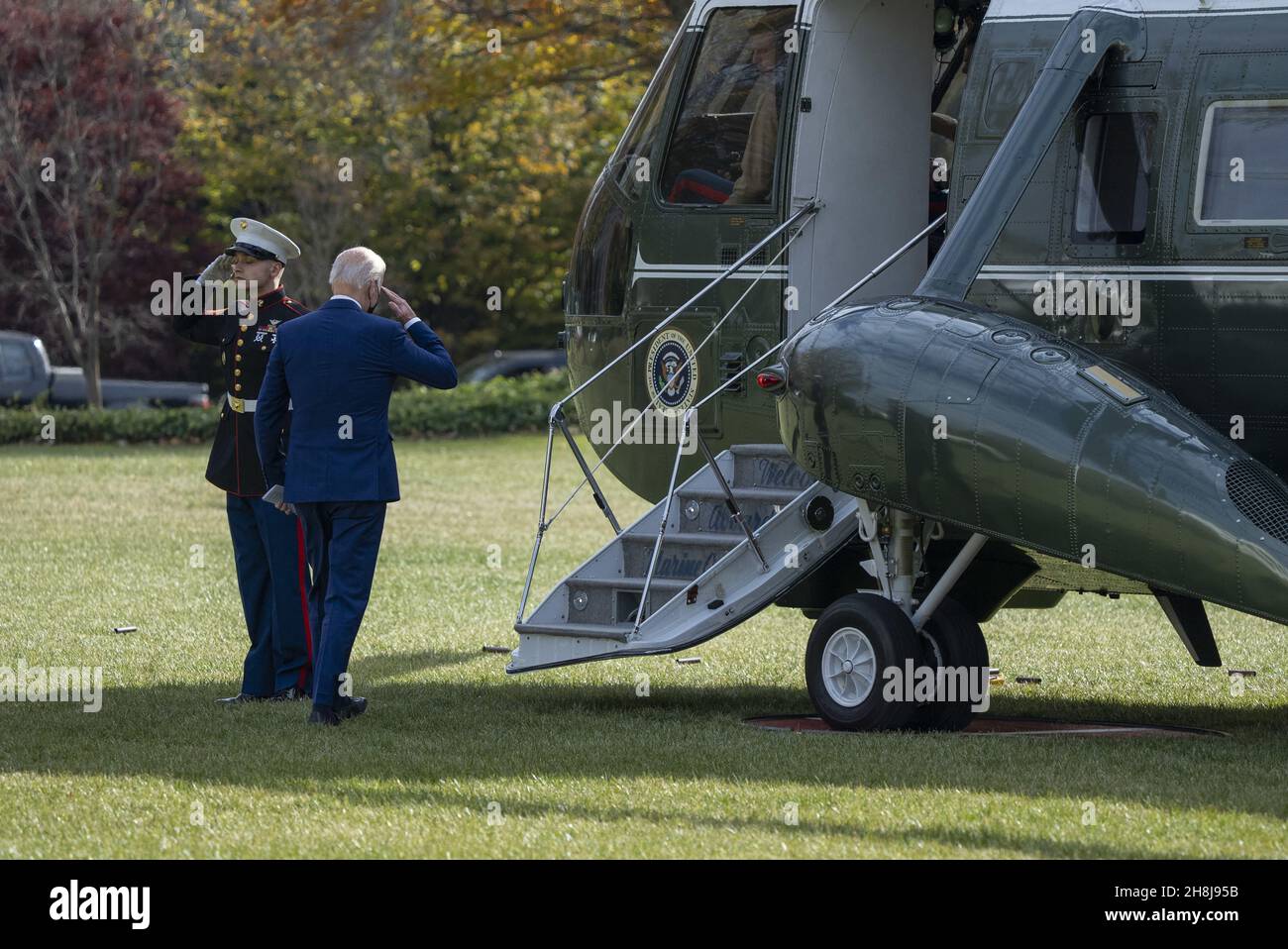 Le président Joe Biden se rend à Marine One sur la pelouse sud de la Maison Blanche en route joint base Andrews et sur Minneapolis-St.Paul, Minnesota crédit: Ken Cedeno / piscine via CNP Banque D'Images