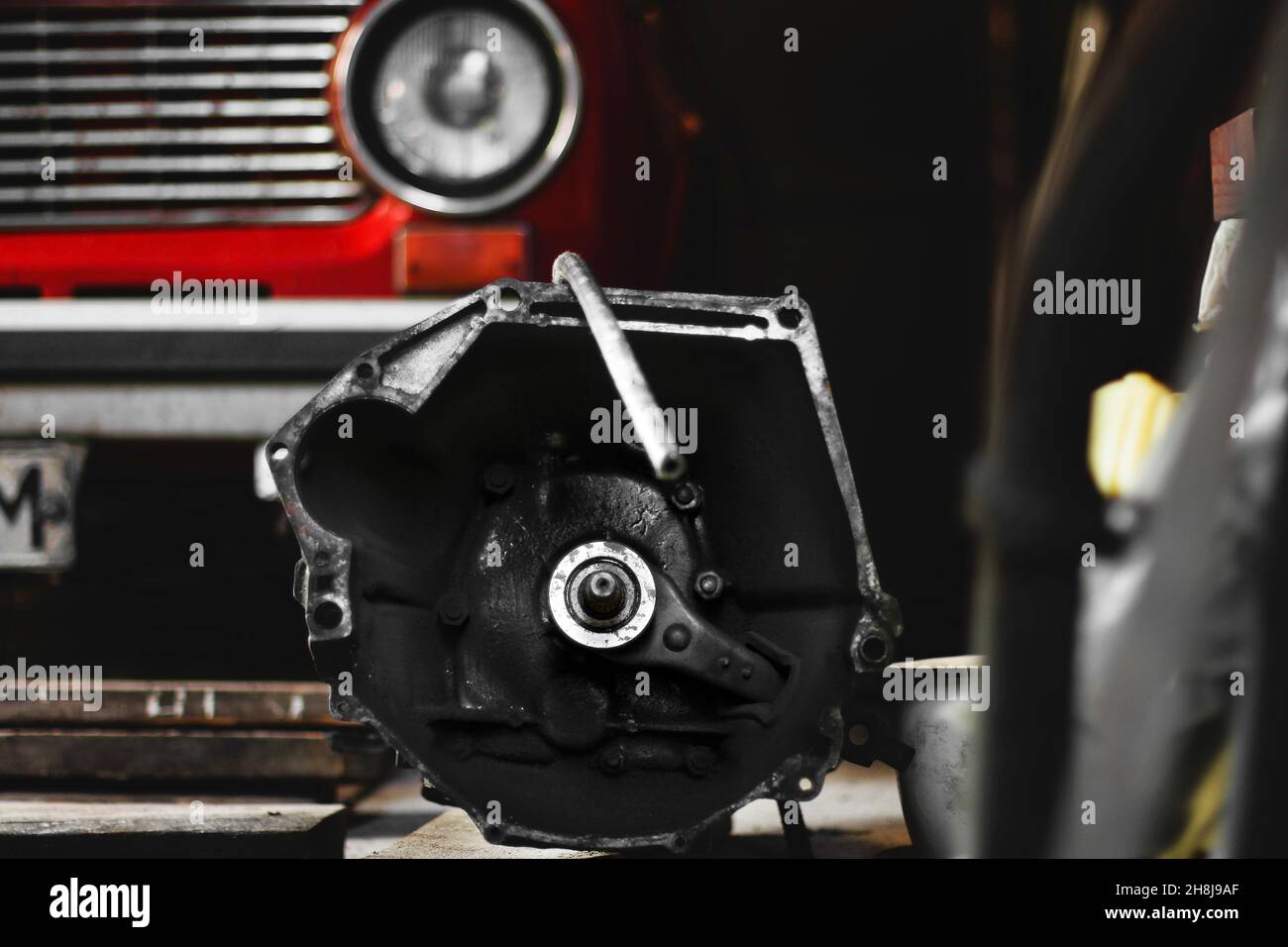 Boîte de vitesses de la voiture.Boîte de vitesses démontée sur fond de voiture rouge.Réparation de voiture Banque D'Images