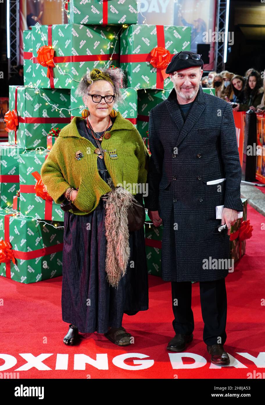 Naomi Wirthner (à gauche) et Stephen Dillane arrivent pour la première mondiale du Boxing Day au Curzon Mayfair Cinema dans le centre de Londres.Date de la photo: Mardi 30 novembre 2021. Banque D'Images