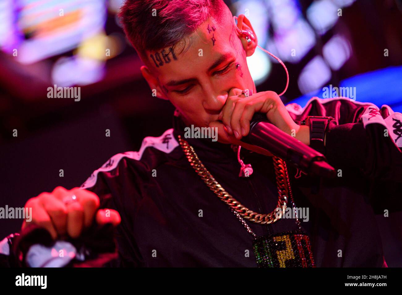 Buenos Aires, Argentine.29 novembre 2021.Elian Ángel Valenzuela, communément appelé L-Gante, se produit sur scène lors d'un concert de musique au stade Luna Park de Buenos Aires.(Photo de Manuel Cortina/SOPA Images/Sipa USA) crédit: SIPA USA/Alay Live News Banque D'Images