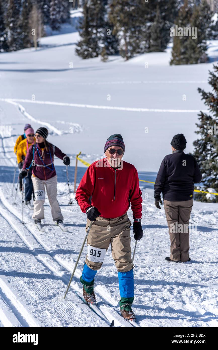 Une ligne de skieurs de fond s'affrontez dans une prairie enneigée de la Chama Chile ski Classic dans les montagnes du sud de San Juan. Banque D'Images