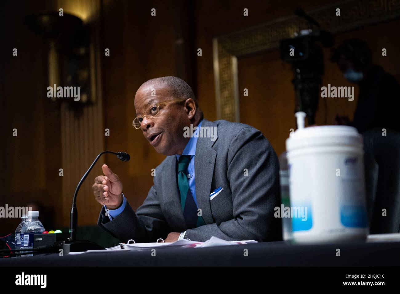 Washington, États-Unis.30 novembre 2021.Todd Robinson, secrétaire d'État adjoint aux Affaires internationales de stupéfiants et d'application de la loi, témoigne lors d'une audience du Comité sénatorial des affaires étrangères sur la démocratie en Amérique latine et dans les Caraïbes, au Capitole des États-Unis, à Washington, DC, le mardi 30 novembre,2021. Aujourd'hui au Congrès, la secrétaire au Trésor Janet Yellen a exhorté les législateurs à augmenter la limite de la dette, alors que le président Biden s'est rendu au Minnesota pour parler des infrastructures dans un collège technique.(Graeme Sloan/Sipa USA) Credit: SIPA USA/Alay Live News Banque D'Images