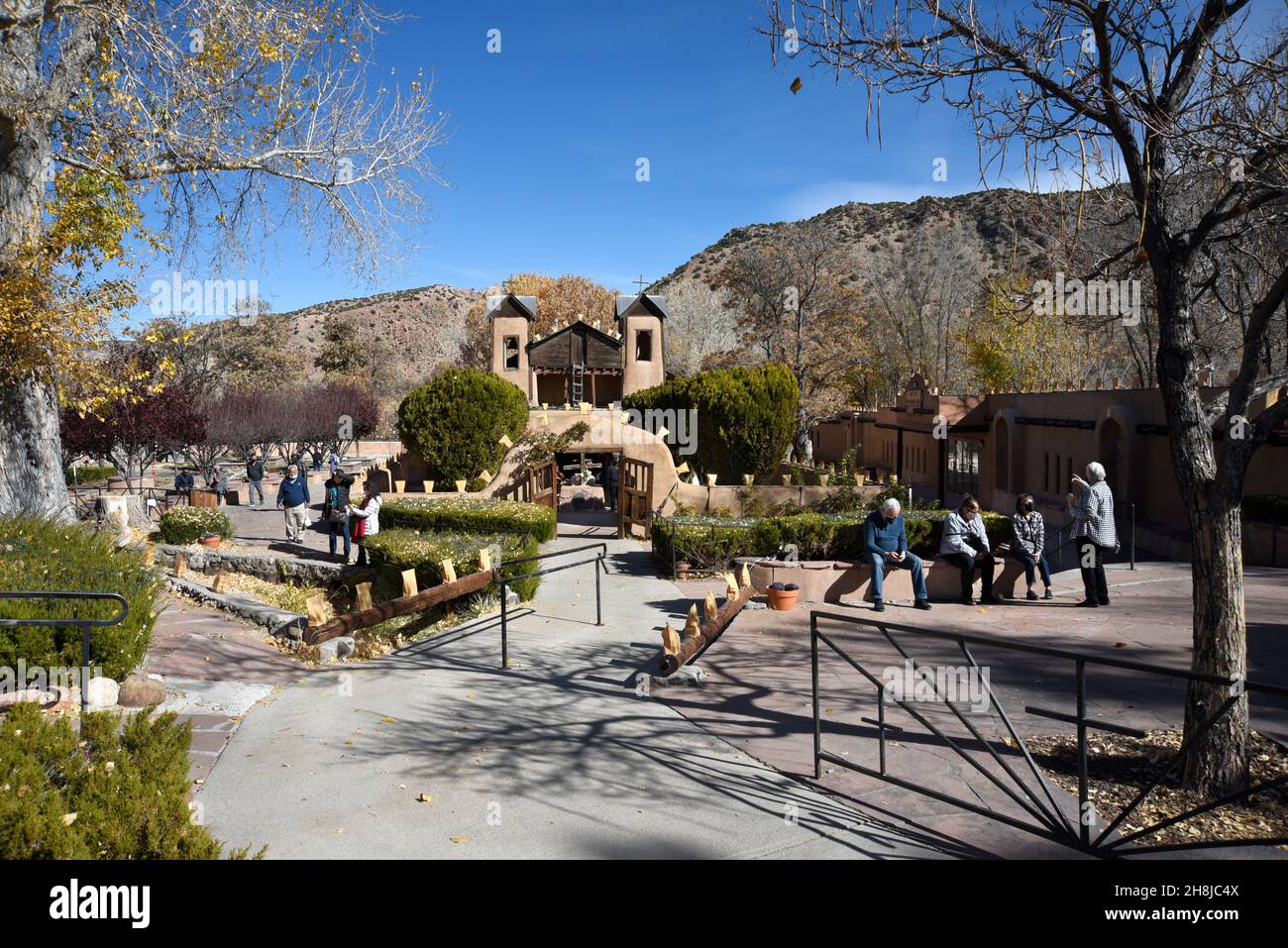 L'historique Santuario de Chimayo, au Nouveau-Mexique, est un lieu de pèlerinage contemporain où les fidèles obtiennent de la terre que l'on croit avoir des pouvoirs de guérison. Banque D'Images