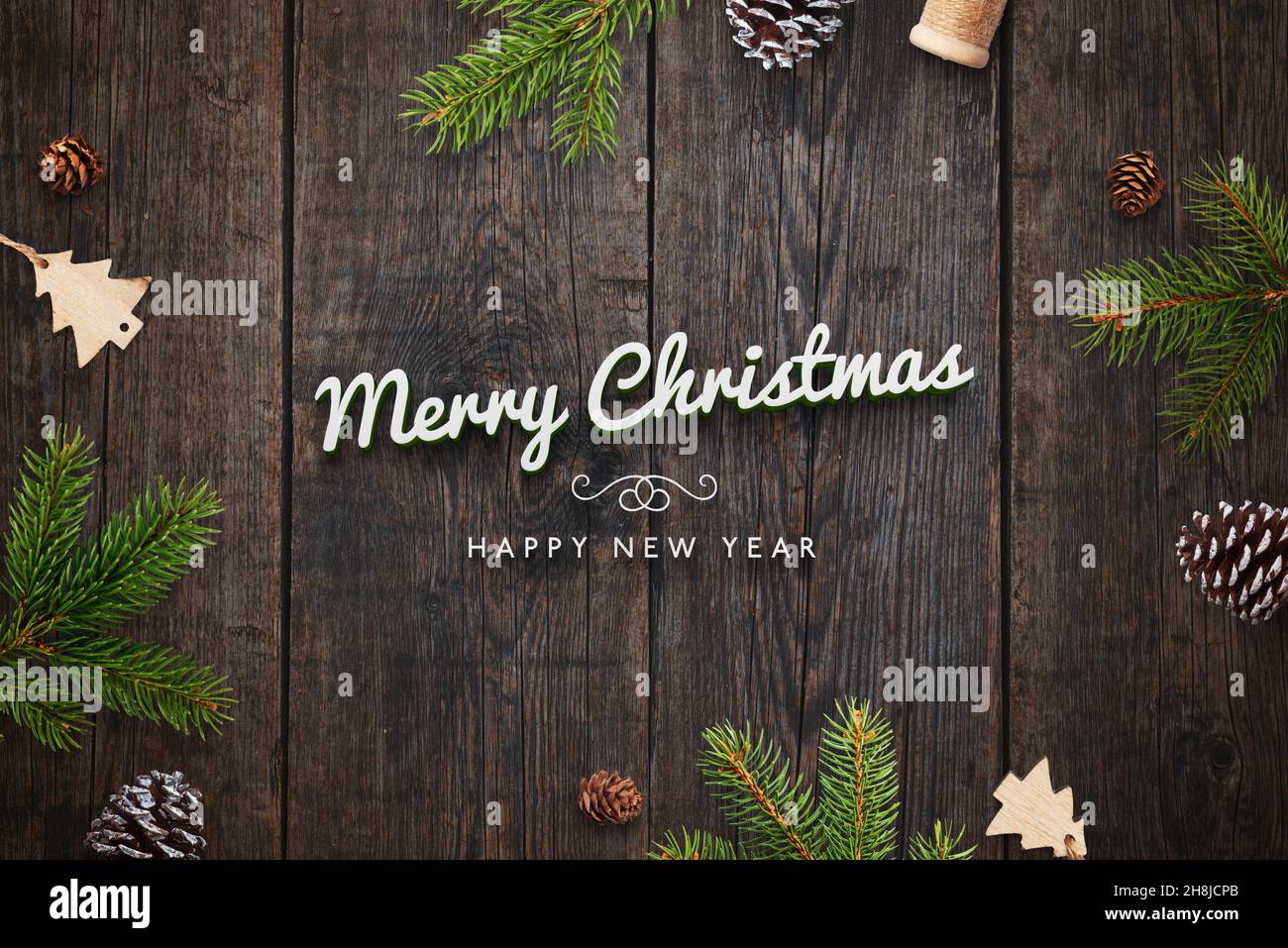 Carte de vœux de Noël avec décorations sur table en bois sombre.Vue de dessus, composition de la pose à plat Banque D'Images
