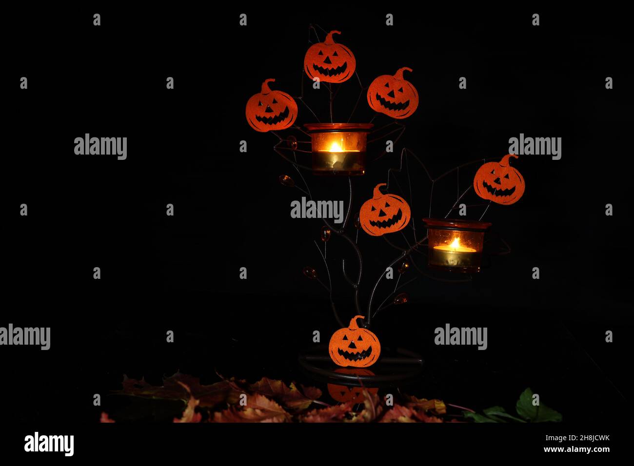 Belle photo d'un chandelier avec de petites citrouilles d'Halloween dessus Banque D'Images