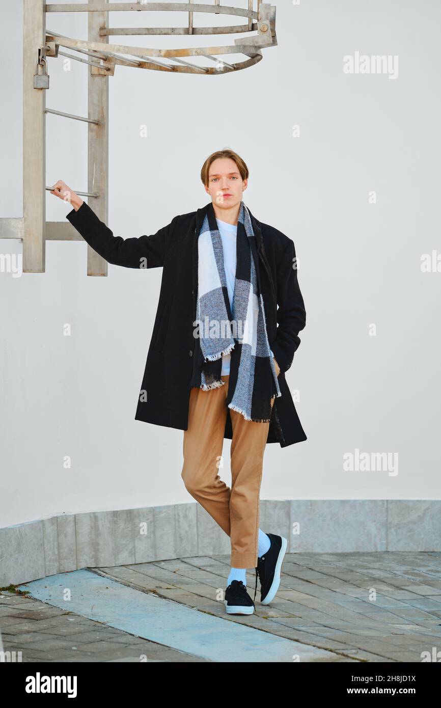 Portrait complet du jeune homme en manteau de laine ancien, écharpe et  pantalon court pendu pour échapper au feu Photo Stock - Alamy