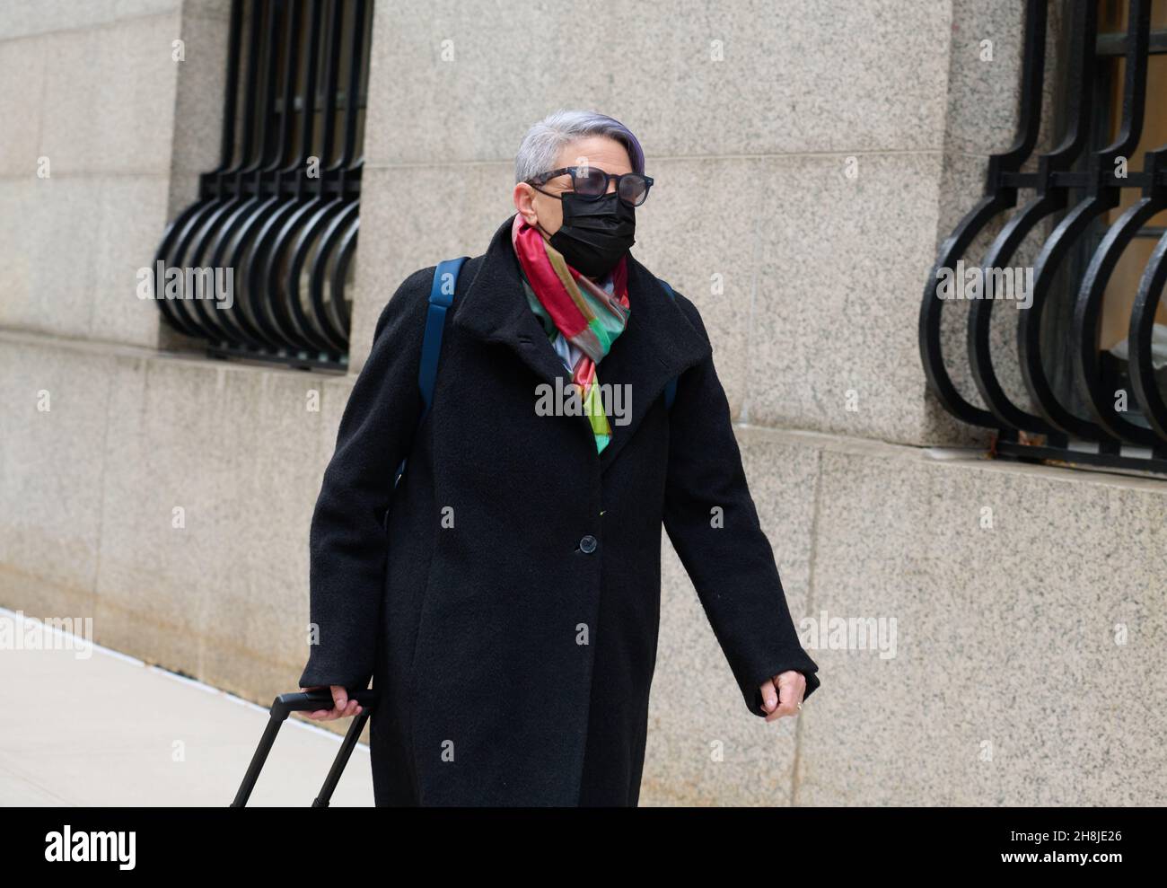 Brooklyn, New York, États-Unis.30 novembre 2021.Bobbi Sternheim, principal avocat de la défense pour le procès fédéral de Ghislaine Maxwell, marche vers l'entrée du palais de justice américain Thurgood Marshall à Foley Square.(Image de crédit : © Edna Leshowitz/ZUMA Press Wire) Banque D'Images