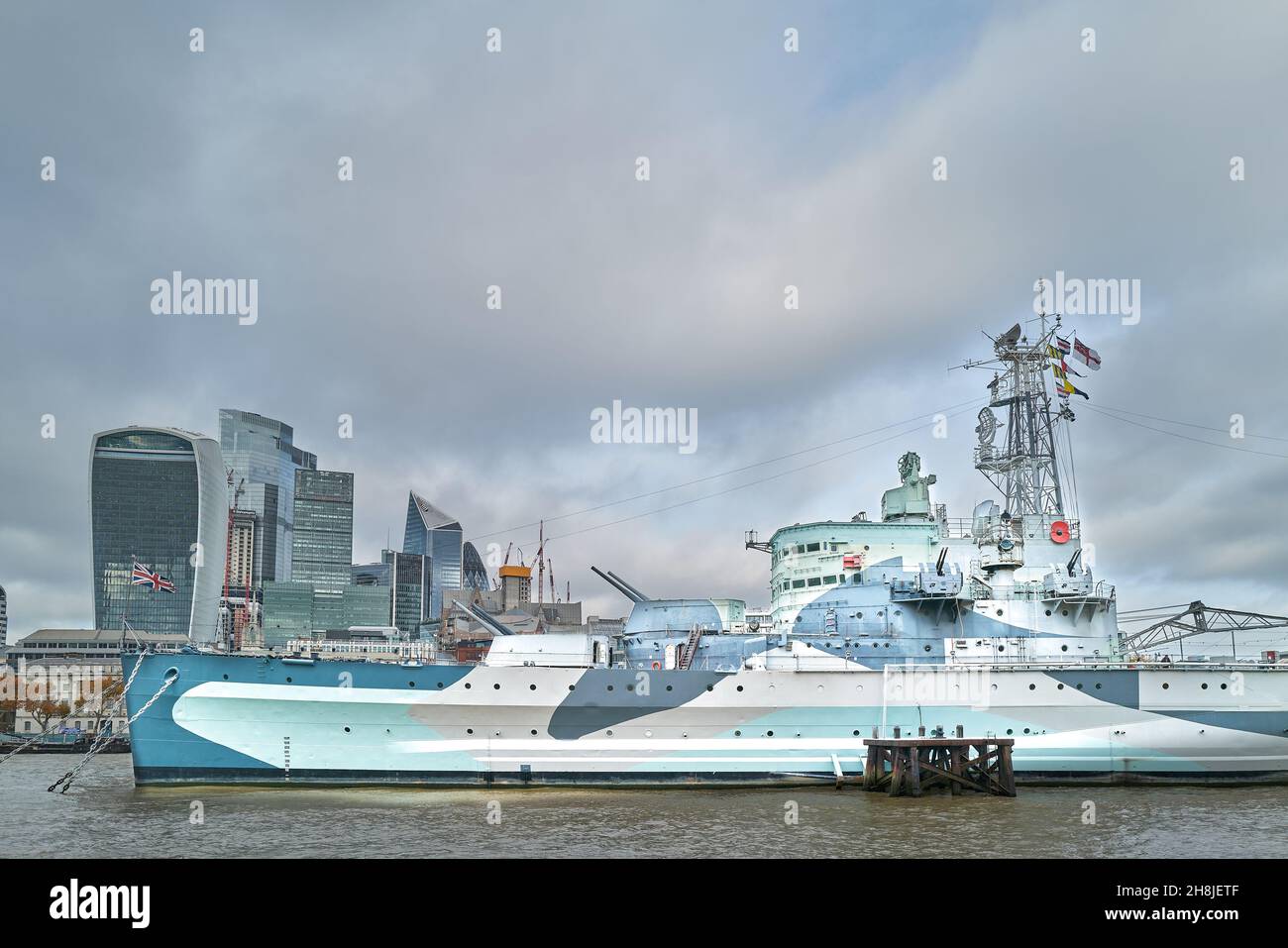 HMS Belfast, un navire de guerre léger et plus achalandés, aujourd'hui un musée amarré sur la rive sud de la Tamise, Londres, Angleterre. Banque D'Images