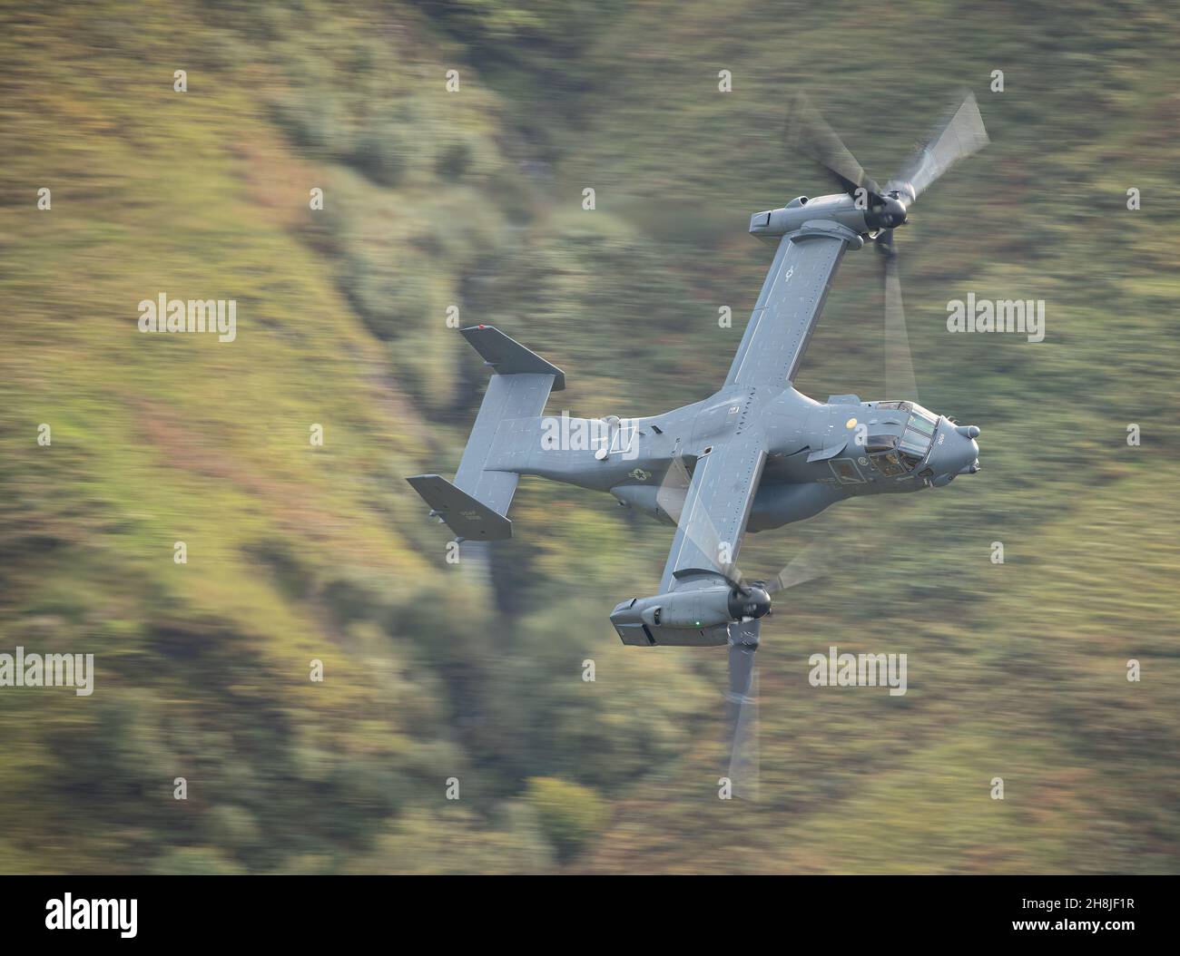 USAF Bell Boeing V-22 Osprey, de RAF Mildenhall, effectue une formation de bas niveau dans les vallées galloises Banque D'Images