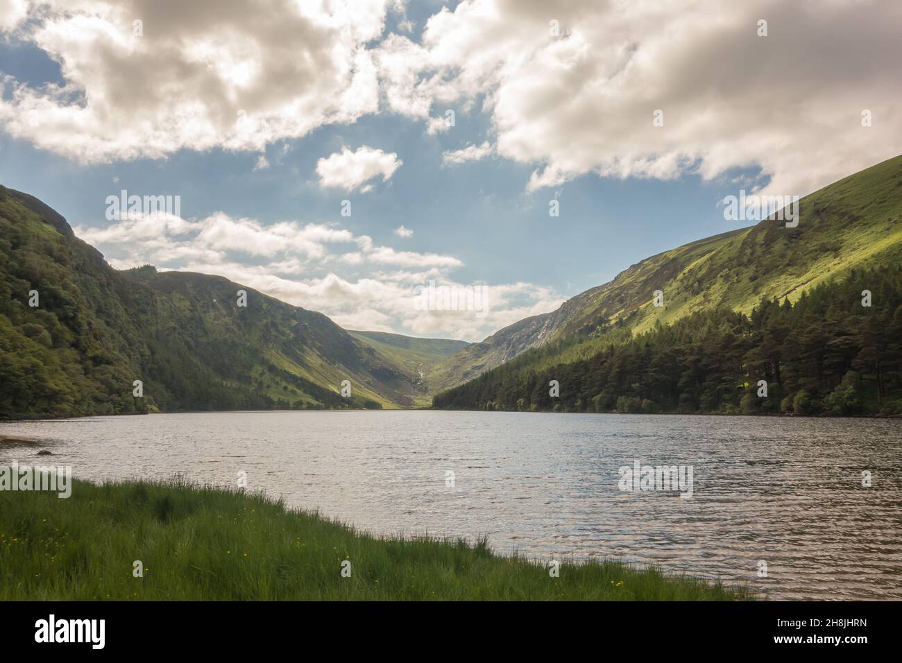 Vue sur le lac supérieur au parc national de Glendalough, comté de Wicklow, Irlande. Banque D'Images