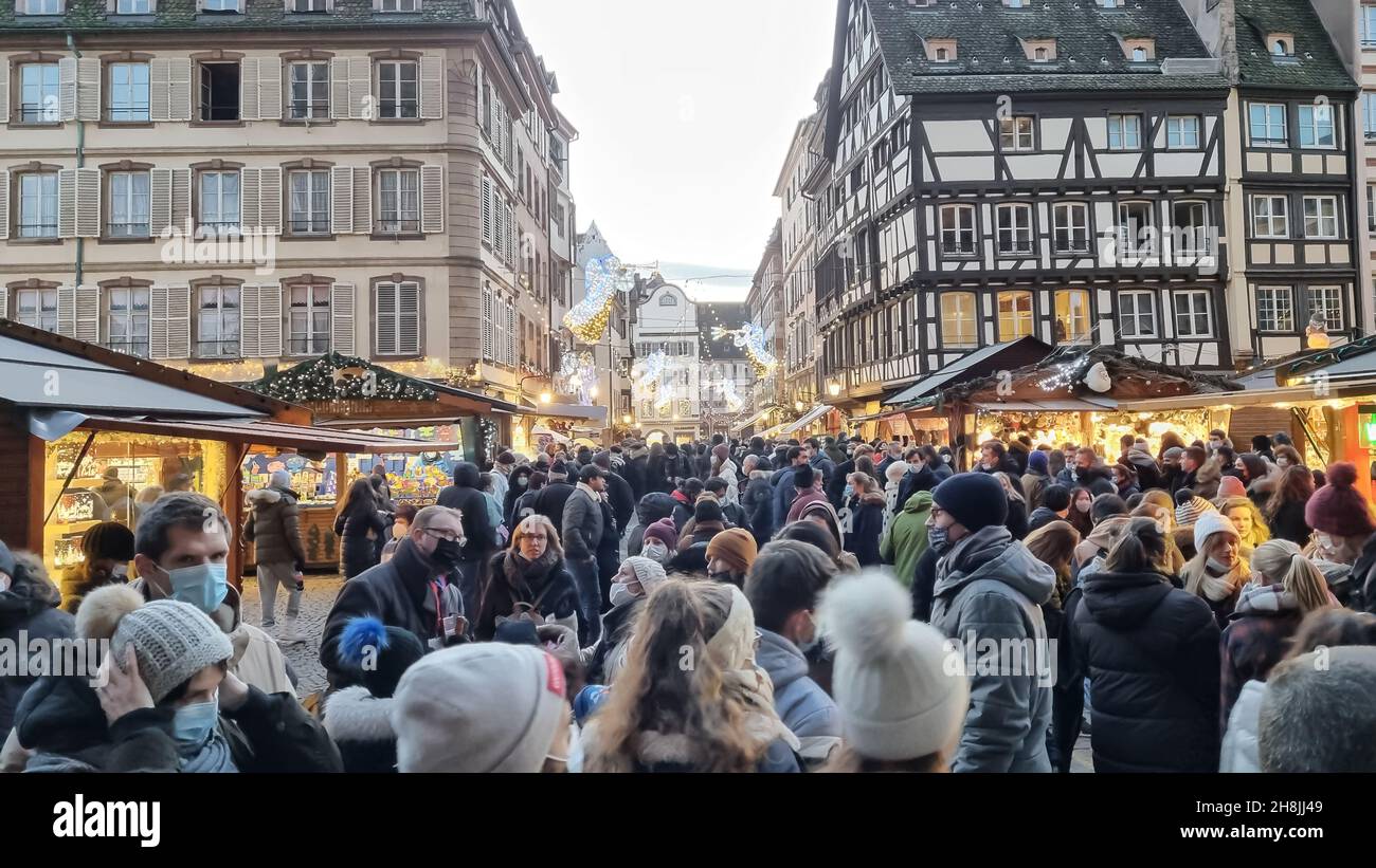 Strasbourg, France - novembre 2021 : marché de Noël en centre-ville le week-end.Des conseils à Strasbourg. Banque D'Images