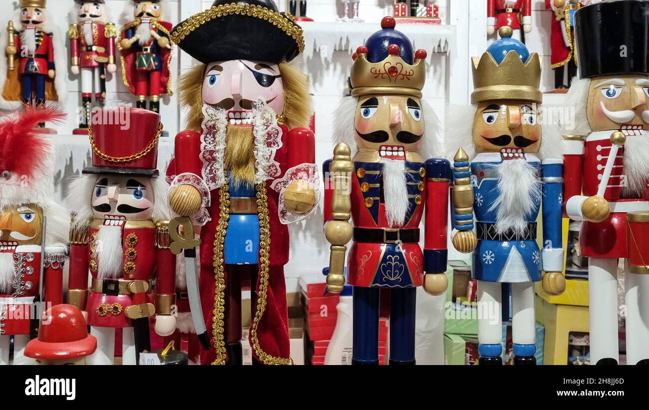 Jouets en bois de casse-noisettes en uniforme traditionnel rouge sur le stand de Noël à Strasbourg, France. Banque D'Images