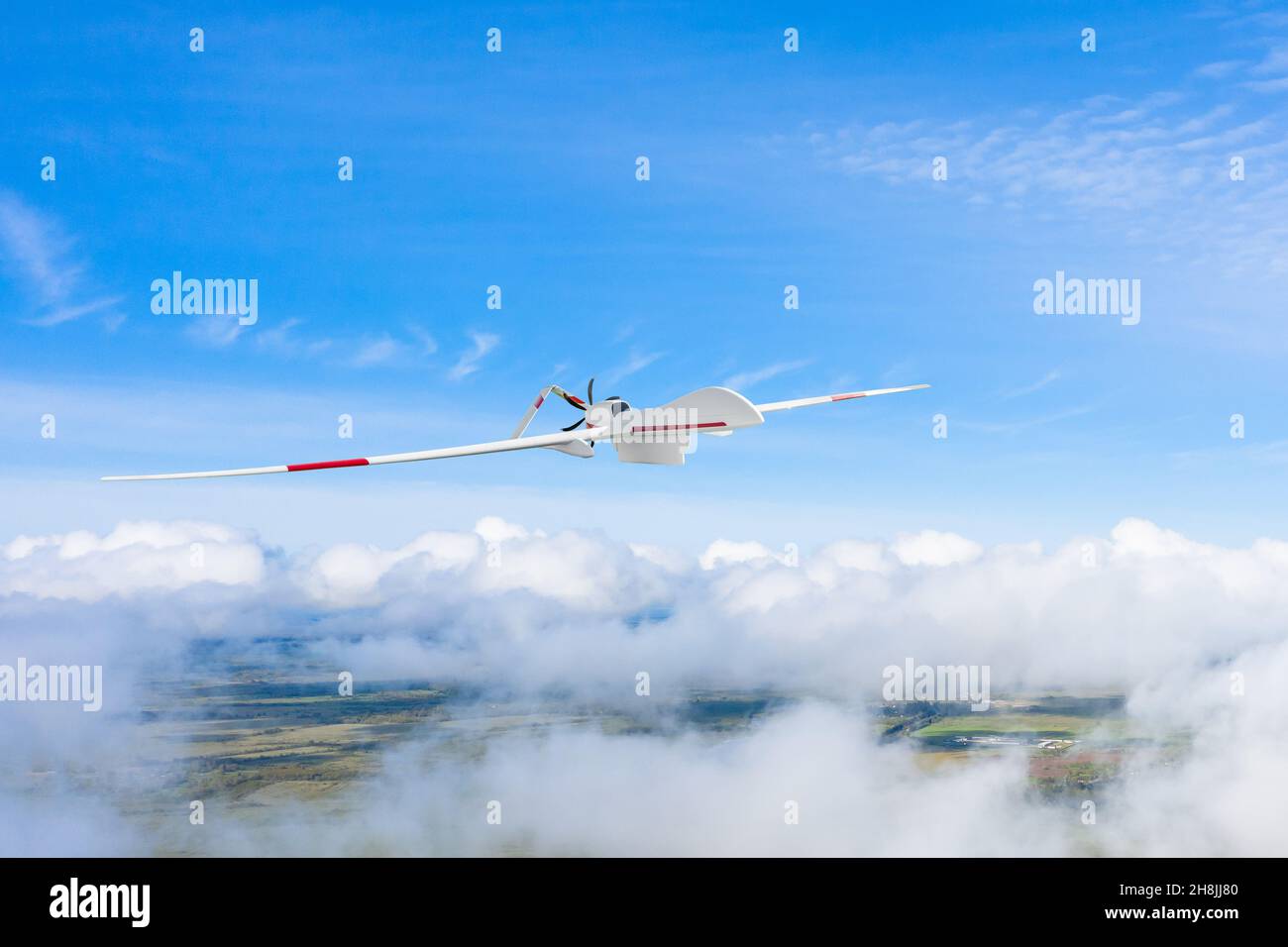 Un drone militaire vole dans les nuages à la surface de la terre Banque D'Images