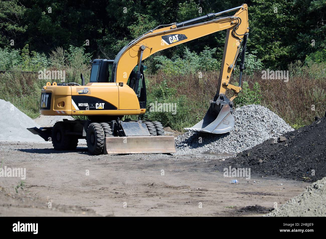 Shpola, Cherkasy/Ukraine - 08 07 2019: Réparation de la route Shpola - Smela.La pelle hydraulique CAT charge la pierre concassée. Banque D'Images