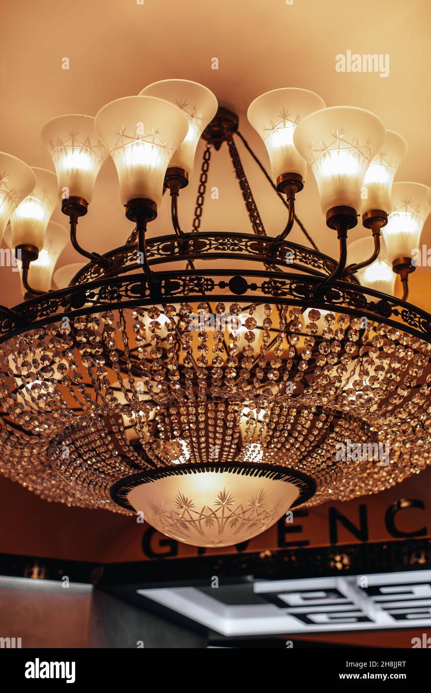 Lumière dorée de lustre en cristal royal dans le magasin de luxe de  Givenchy.Maison française de mode et de parfum, abritant la marque de  vêtements haute couture Photo Stock - Alamy