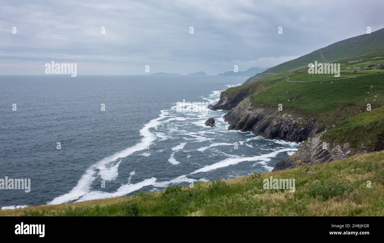 Vue depuis Slea Head, Dunquin sur la péninsule de Dingle dans le comté ouest de Kerry, Irlande.Les îles Blasket sont visibles au loin. Banque D'Images