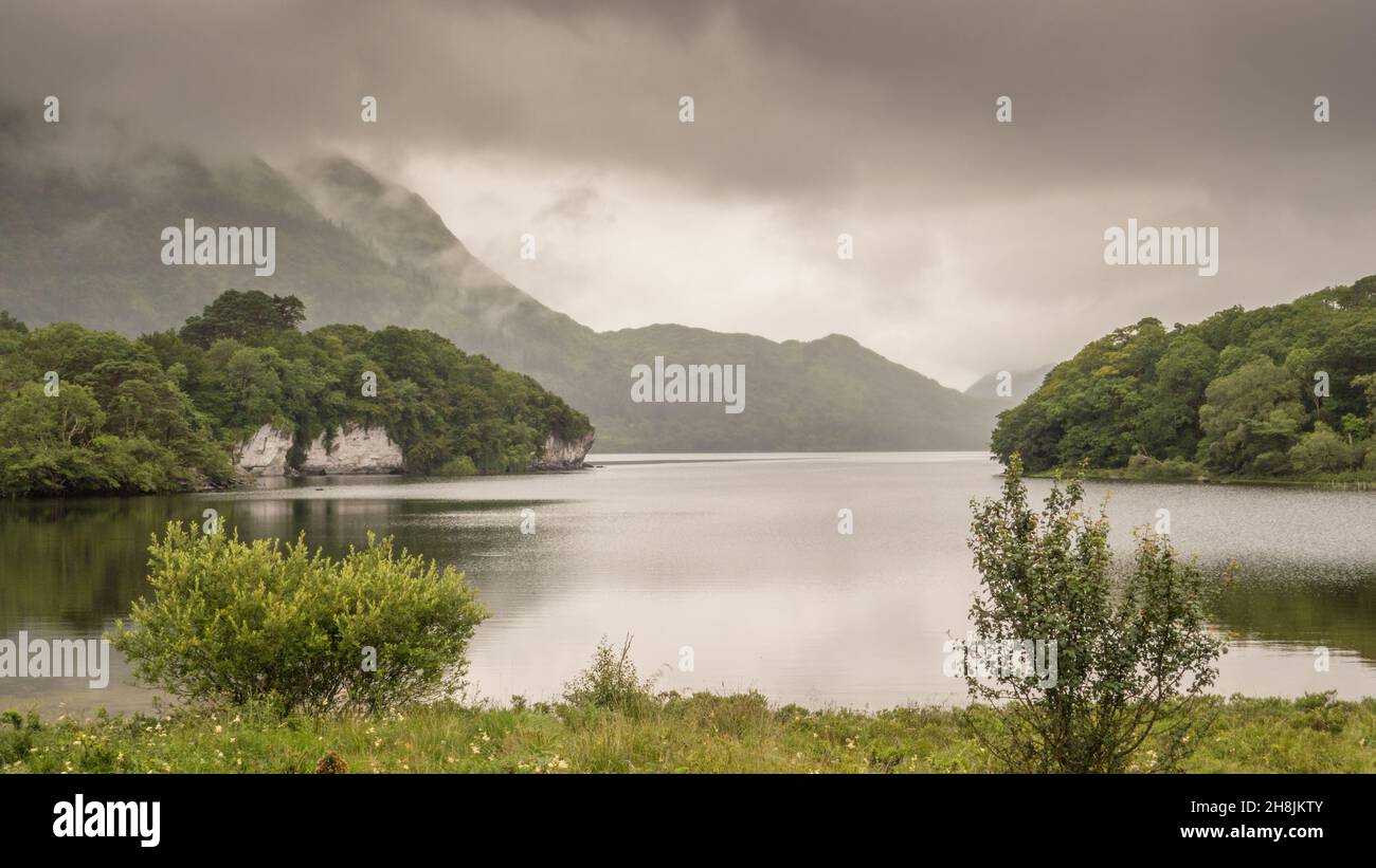 Muckross Lake, également appelé Middle Lake ou The Torc, dans le parc national de Killarney, comté de Kerry, Irlande. Banque D'Images