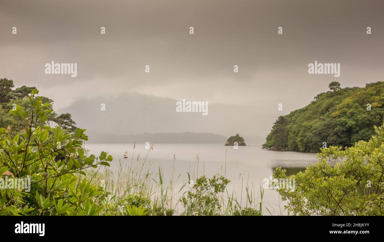 Muckross Lake, également appelé Middle Lake ou The Torc, dans le parc national de Killarney, comté de Kerry, Irlande. Banque D'Images