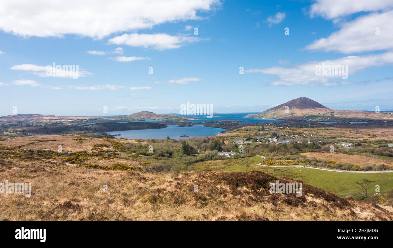 Magnifique vue panoramique sur le paysage irlandais en direction de Tully Mountain depuis Diamond Hill dans le parc national du Connemara, comté de Galway, Irlande. Banque D'Images