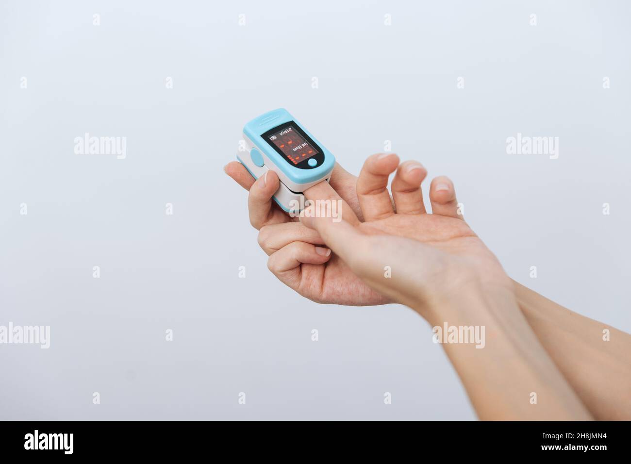 Oxymètre de pouls avec main du médecin isolé sur blanc.Le concept de dispositif numérique portable pour mesurer la saturation en oxygène de la personne.Mesure de l'oxygène Banque D'Images