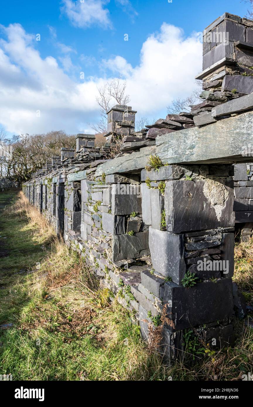 Il s'agit de quelques-unes des maisons de mineurs de la carrière d'ardoise Dinorwic abandonnée près du village gallois de Llanberis, dans le parc national de Snowdonia Banque D'Images