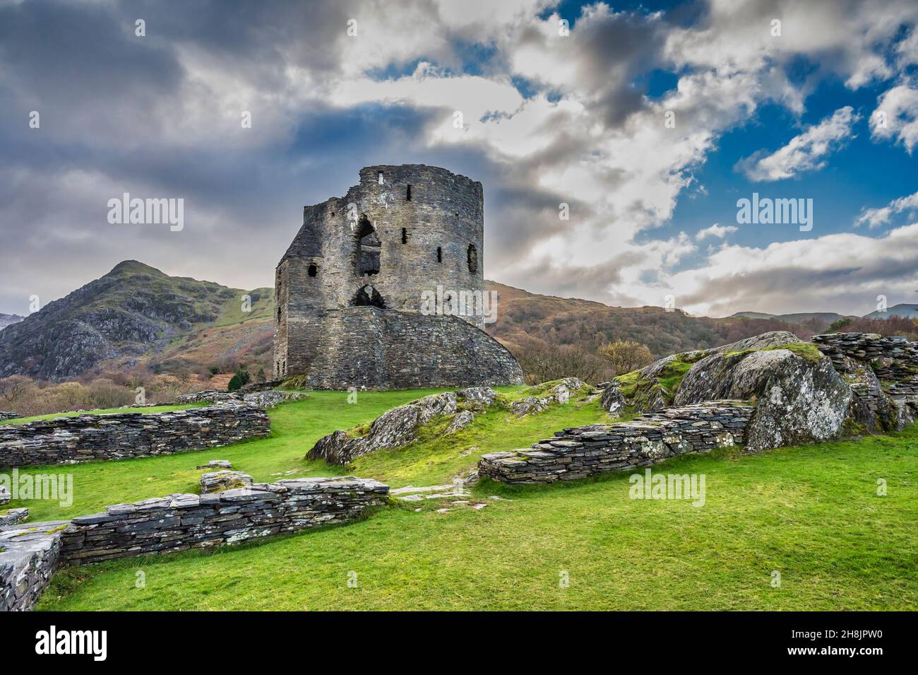 Il s'agit de la tour médiévale du château de Dolpadarn datant du 13e siècle construite par Llewelyn le Grand près du village gallois de Llanberis Banque D'Images