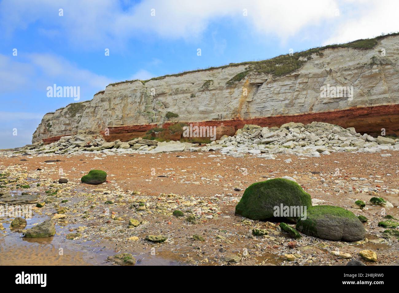 Falaises rayées rouges et blanches dans Old Hunstanton sur le sentier Peddlers Way et le chemin de la côte de Norfolk, Norfolk, Angleterre, Royaume-Uni. Banque D'Images