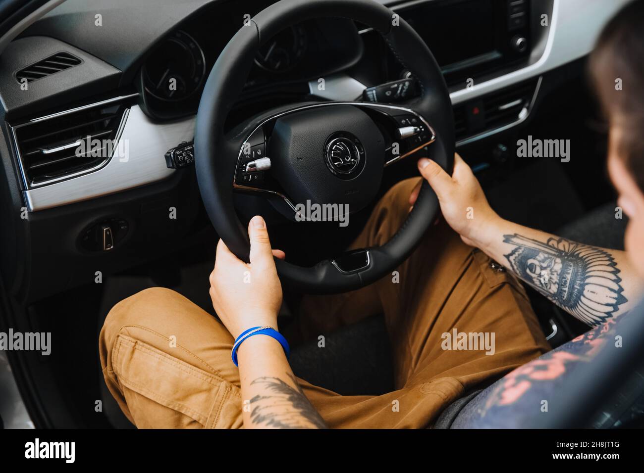 Zaporozhye,Ukraine- juillet 03 2020 : LA main d'un homme tient le volant d'une voiture. Banque D'Images