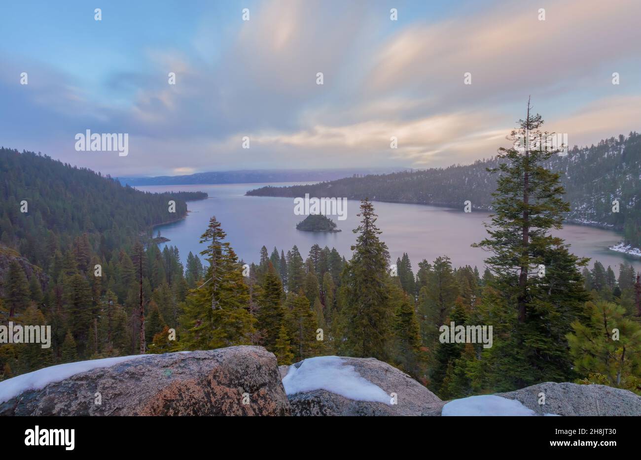 Vue panoramique sur la baie d'émeraude du lac Tahoe, avec l'île de Fannette, pendant une saison hivernale sèche, Californie, États-Unis. Banque D'Images