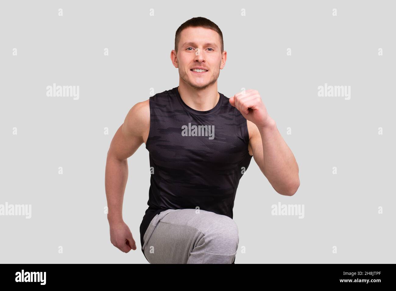 Sport homme en route.Gros plan sur l'échauffement avant l'entraînement.Homme faisant des exercices isolés.Chauffe du coureur Banque D'Images