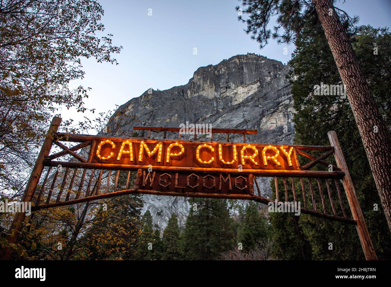 Les feux à l'entrée du camp Curry dans la vallée de Yosemite, en Californie. Banque D'Images