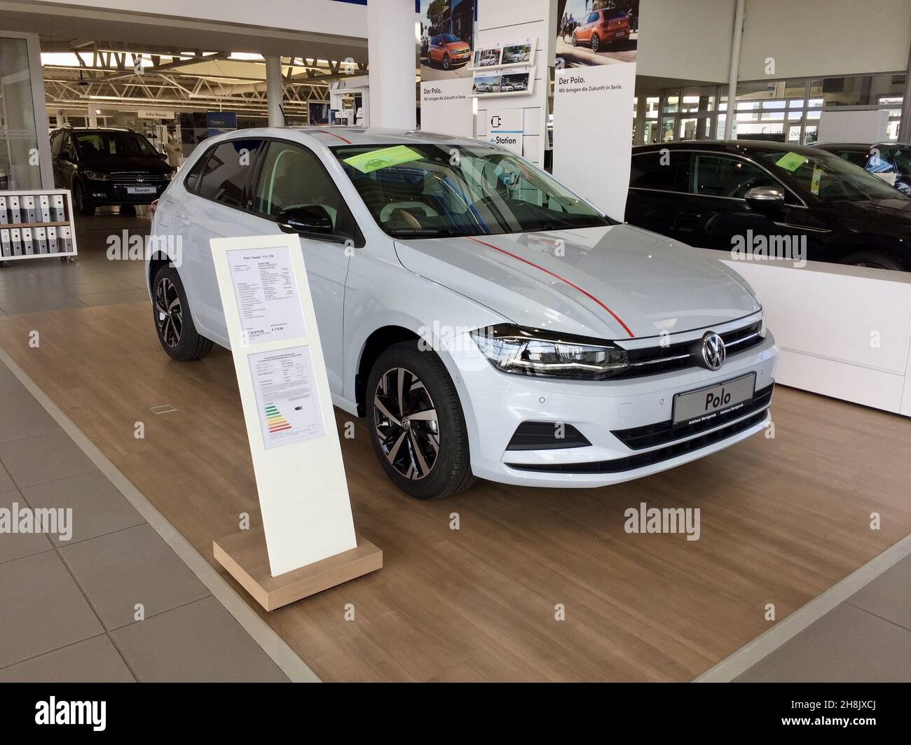 WERNIGERODE, ALLEMAGNE - 29 septembre 2017: Polo VW Autohaus Volkswagen Automobil à vendre, Wernigerode, Allemagne Banque D'Images