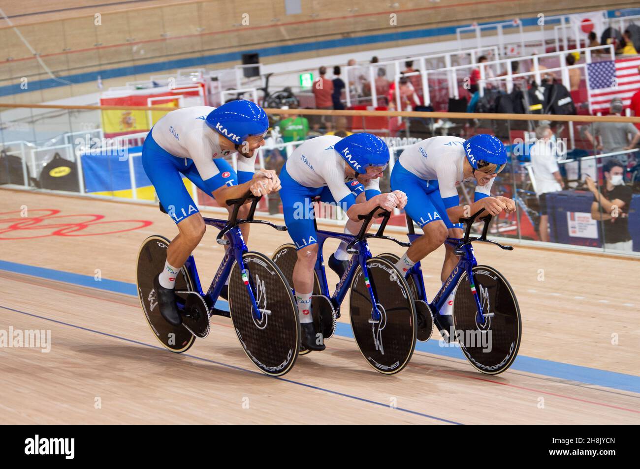 L'équipe italienne Pursuit, médaillés d'or sur la piste des Jeux Olympiques de Tokyo en 2020.Dirigé par le champion du monde Filippo Ganna. Banque D'Images
