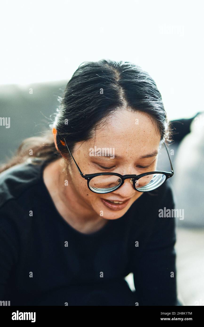 Femme avec des lunettes smiling Banque D'Images