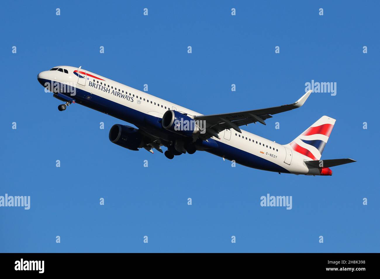 Un Airbus A321 NEO exploité par British Airways part de l'aéroport de Londres Heathrow Banque D'Images