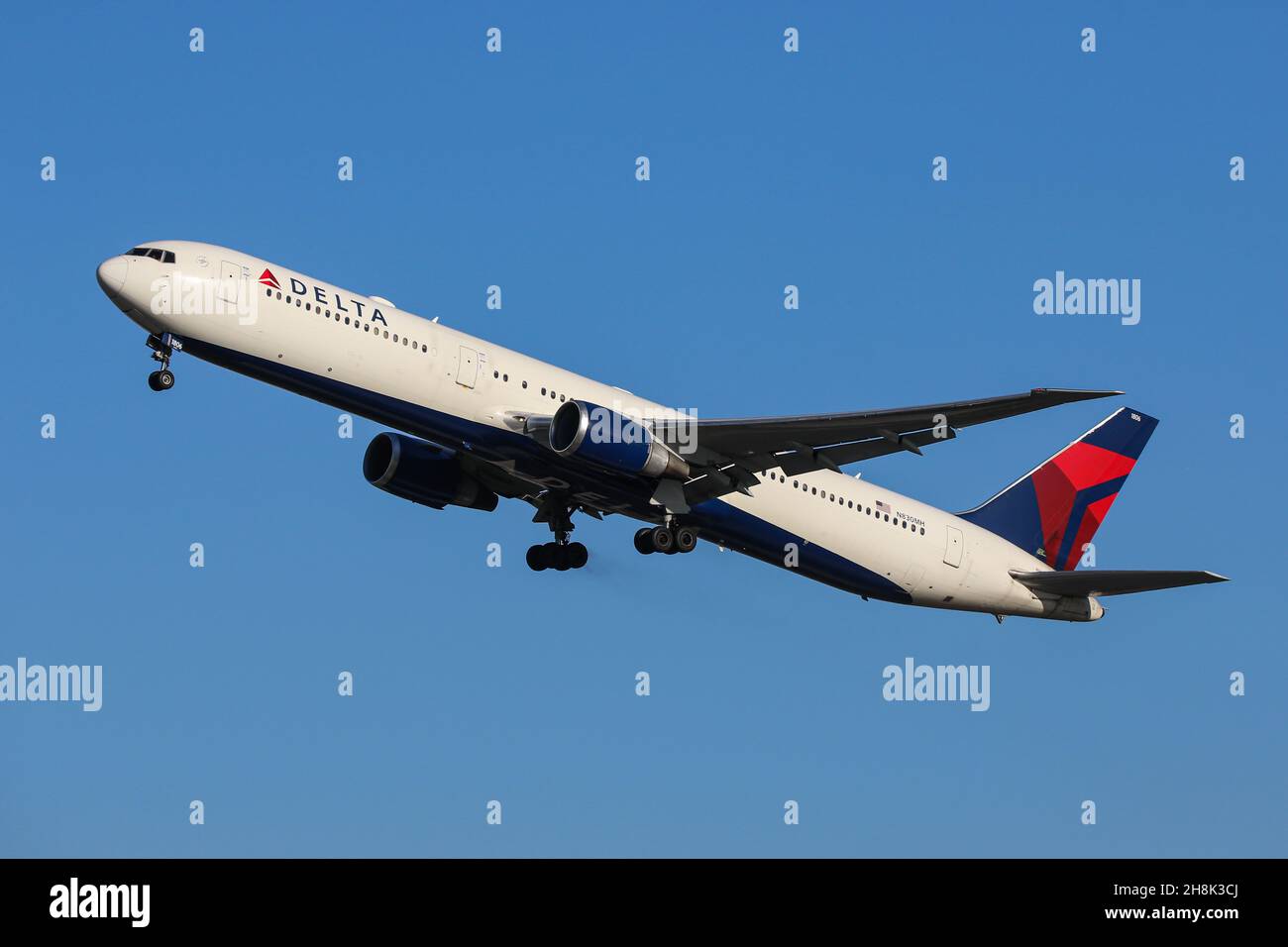 Un Boeing 767 exploité par Delta Air Lines part de l'aéroport de Londres Heathrow Banque D'Images