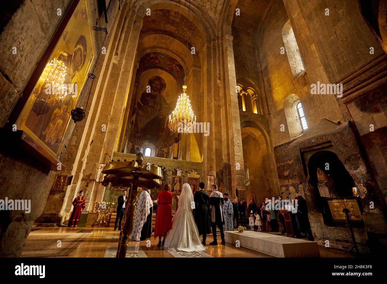 Novembre-20-2021: Cérémonie de mariage dans la cathédrale orthodoxe de Mtskheta, Géorgie Banque D'Images