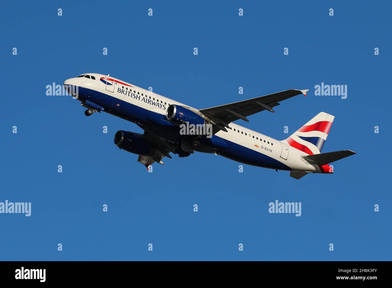 Un Airbus A320 exploité par British Airways quitte l'aéroport de Londres Heathrow Banque D'Images