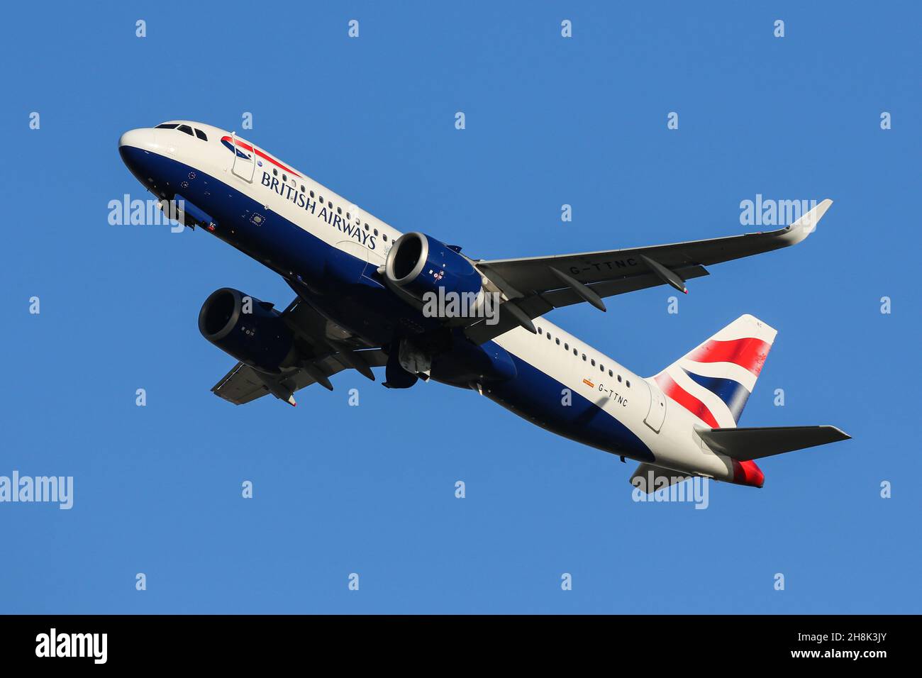 Un Airbus A320 NEO exploité par British Airways part de l'aéroport de Londres Heathrow Banque D'Images