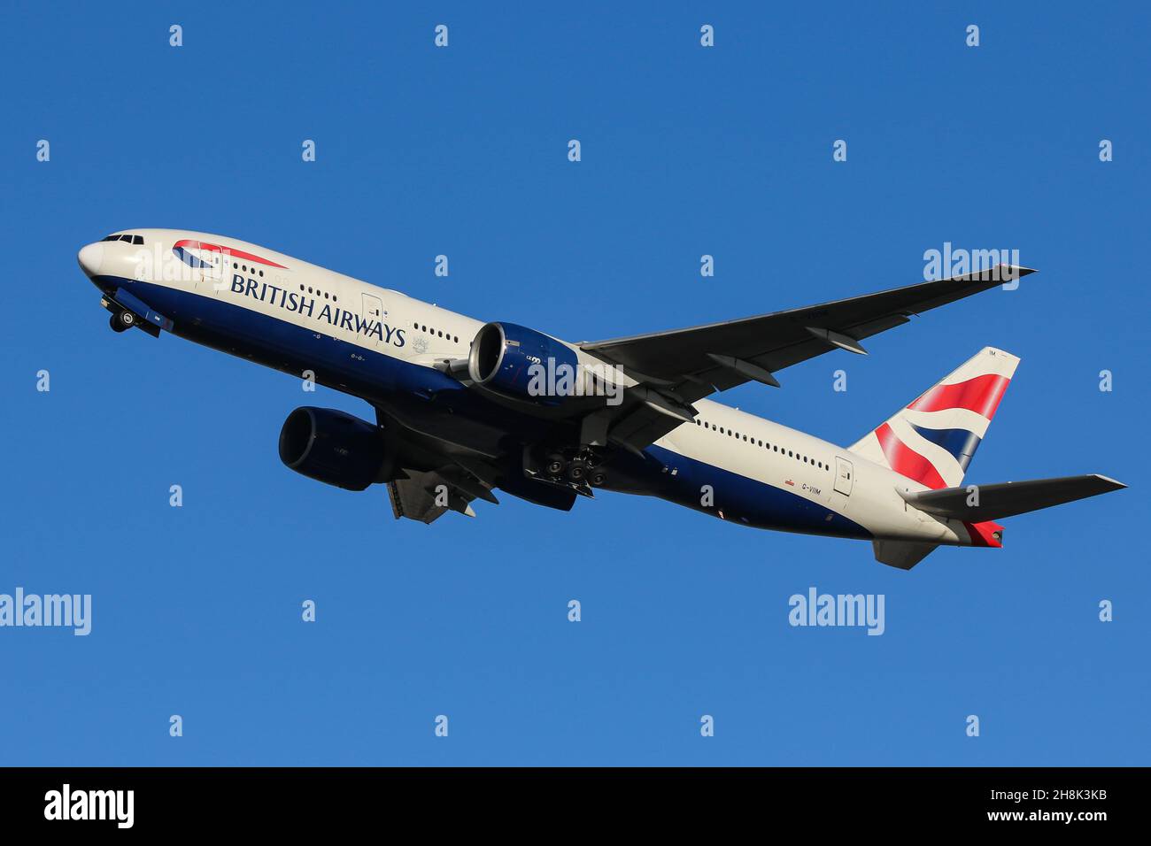 Un Boeing 777 exploité par British Airways part de l'aéroport de Londres Heathrow Banque D'Images