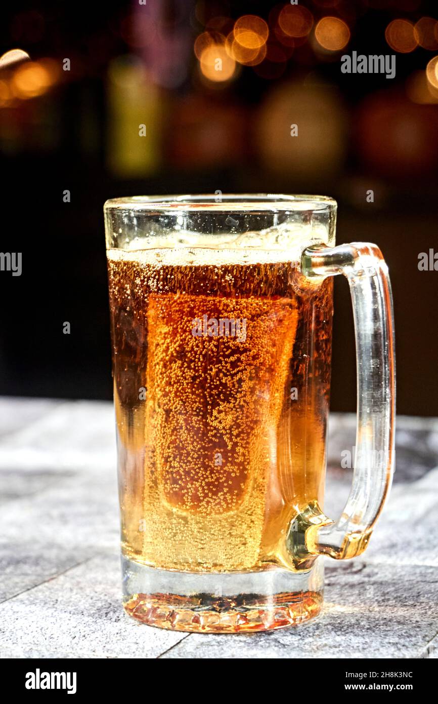 cocktail dans un verre transparent avec un fond noir étoilé Banque D'Images