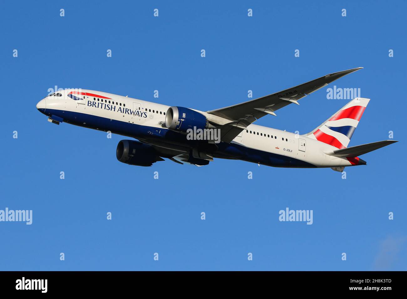 Un Boeing 787 exploité par British Airways part de l'aéroport de Londres Heathrow Banque D'Images