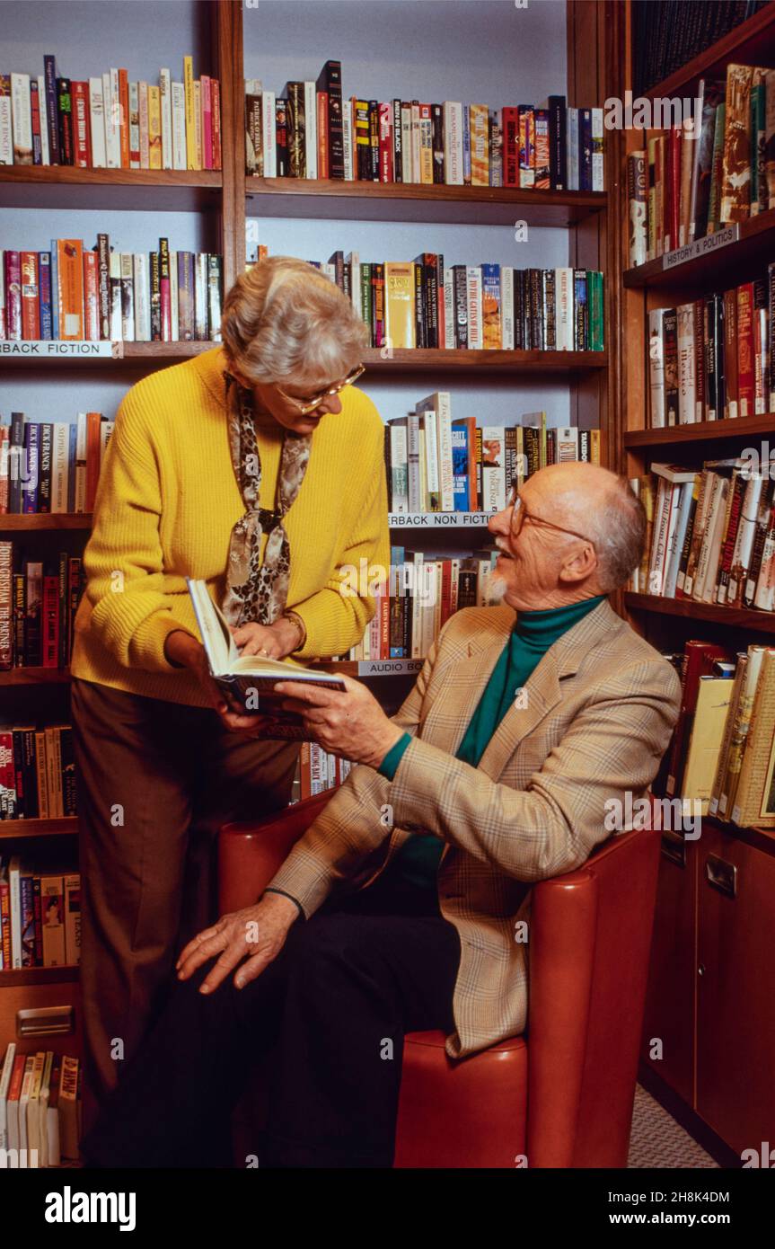 Couple retraité naviguant sur le bateau de croisière Queen Elizabeth 2 à Manhattan, New York Banque D'Images