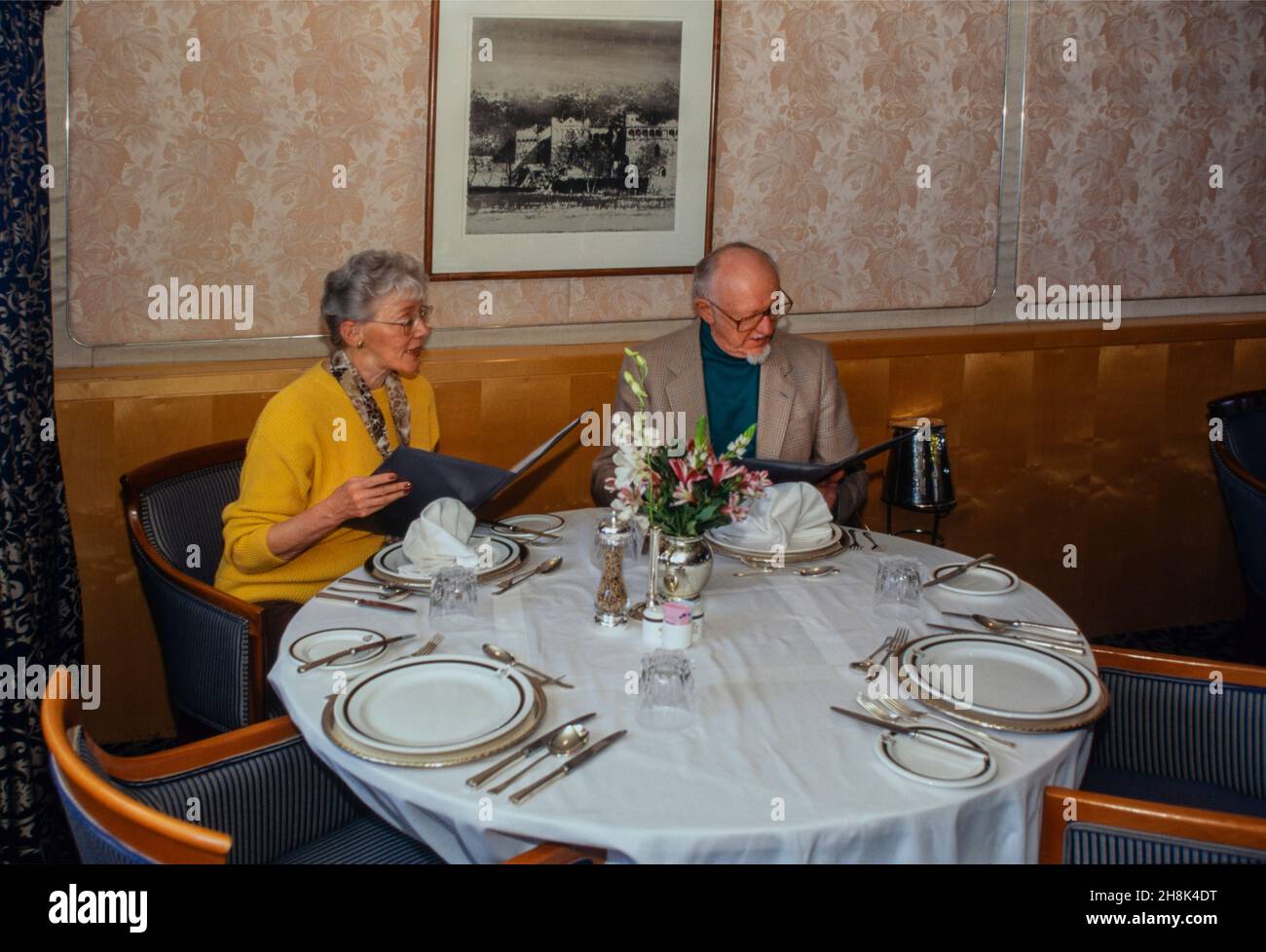 Couple retraité naviguant sur le bateau de croisière Queen Elizabeth 2 à Manhattan, New York Banque D'Images