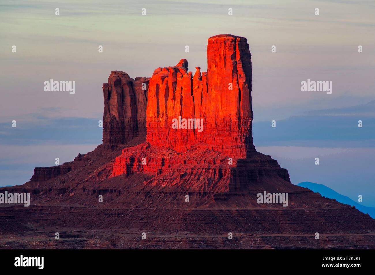 Coucher de soleil à Monument Valley, plateau du Colorado, frontière Arizona-Utah Banque D'Images