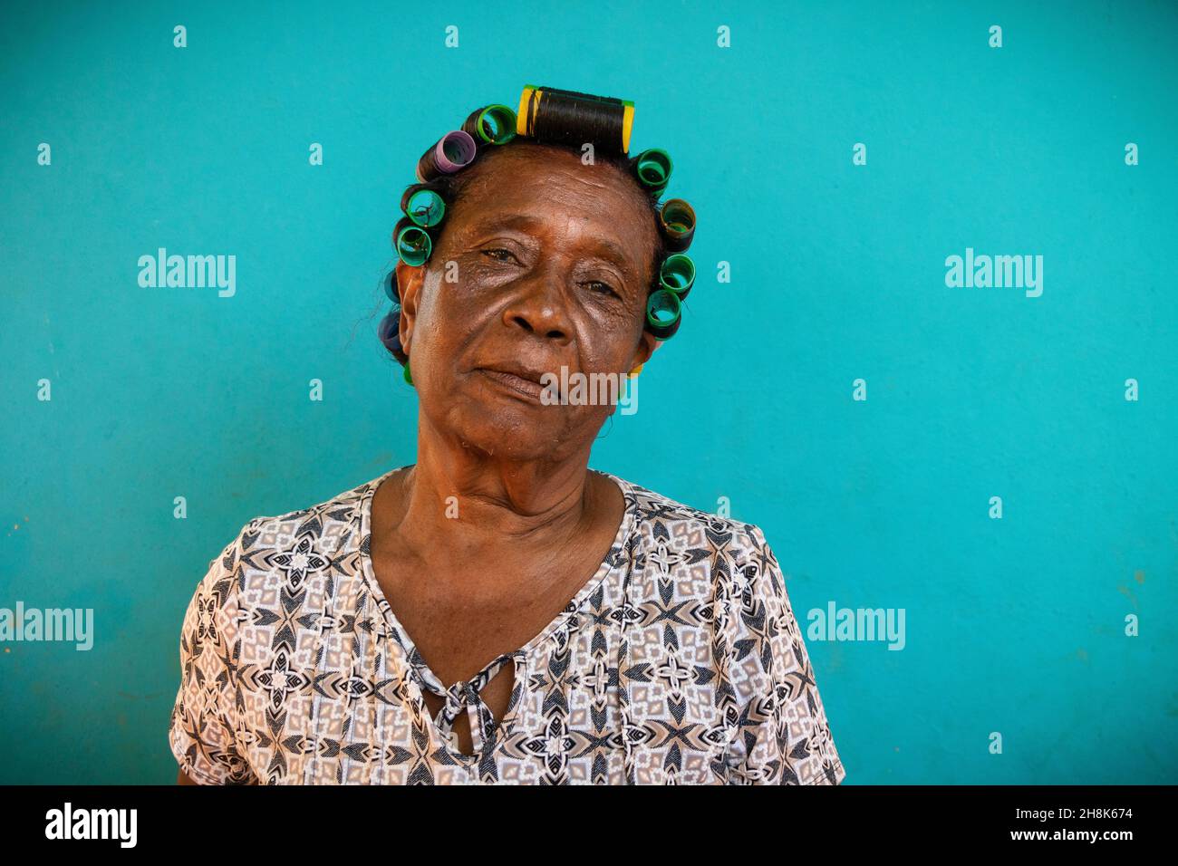 Portrait d'une vieille femme sur fond bleu à Samaná, République dominicaine Banque D'Images