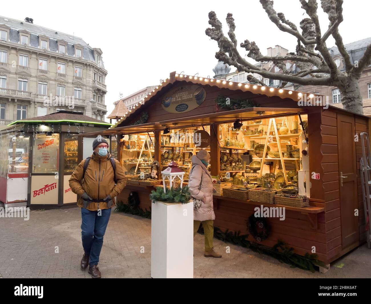 Homme et femme avec masques marché de Noël Banque D'Images