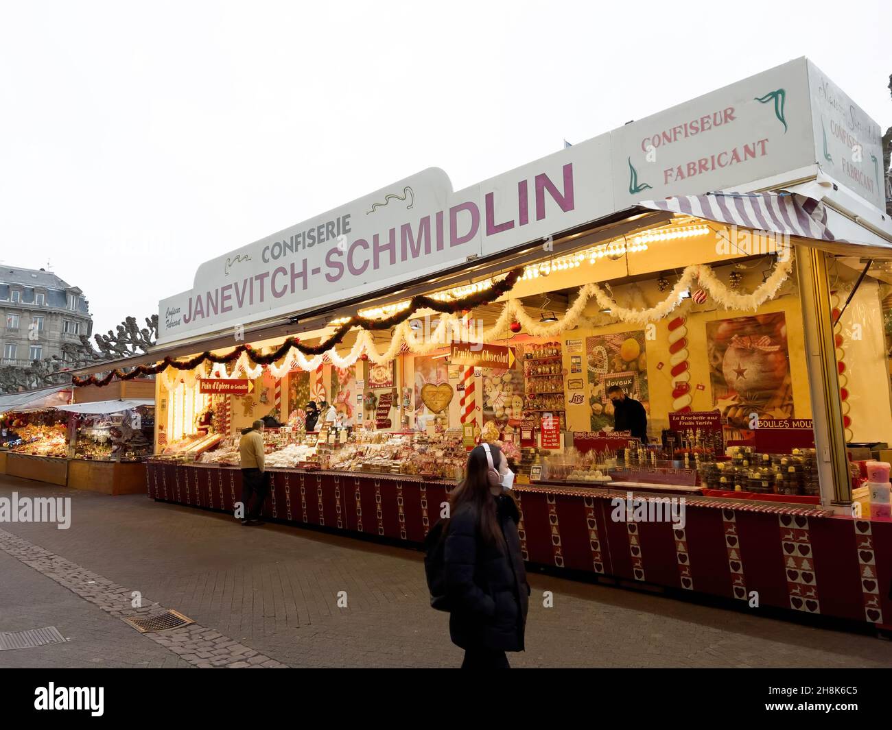 Touristes chinois avec des masques en face du marché stands chalets vendant de la nourriture Banque D'Images
