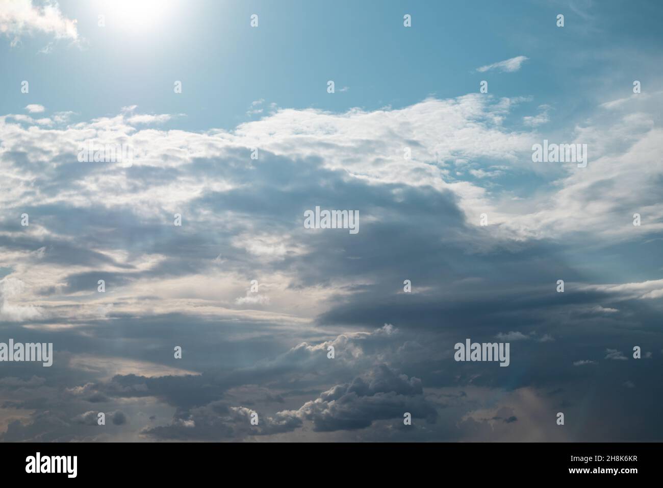 Soleil brillant sur ciel orageux avec fond de ciel nuageux.Paysage de SkyScape paysage naturel céleste en été au-dessus de la mer Banque D'Images